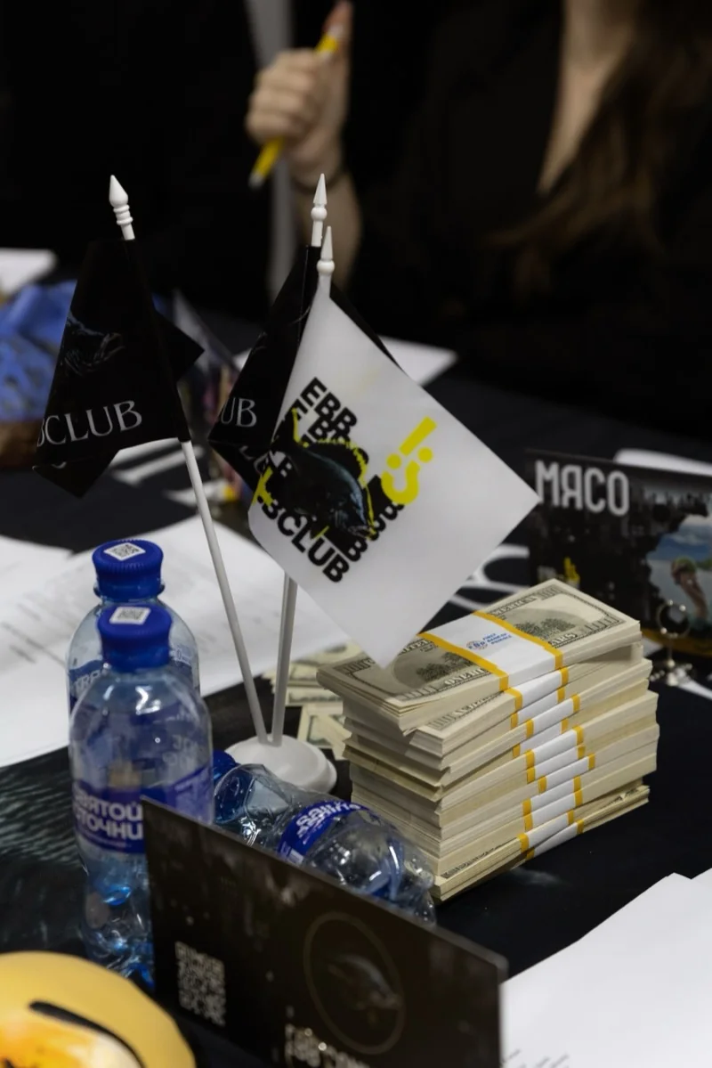 Реквизит стола EBBCLUB: флаги, QR и атмосфера клуба