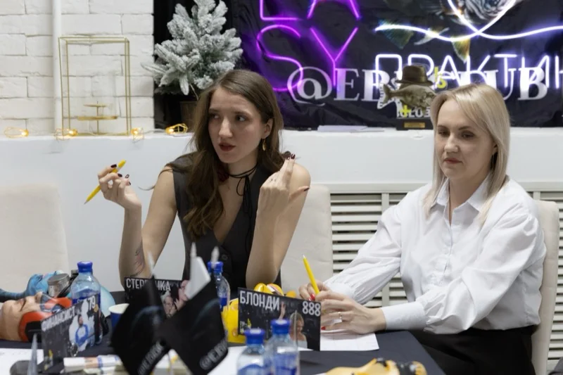 Игроки EBBCLUB за столом в Новосибирске