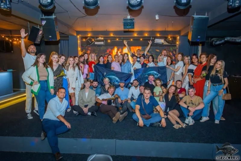 Большое комьюнити EBBCLUB на сцене — общий кадр клуба