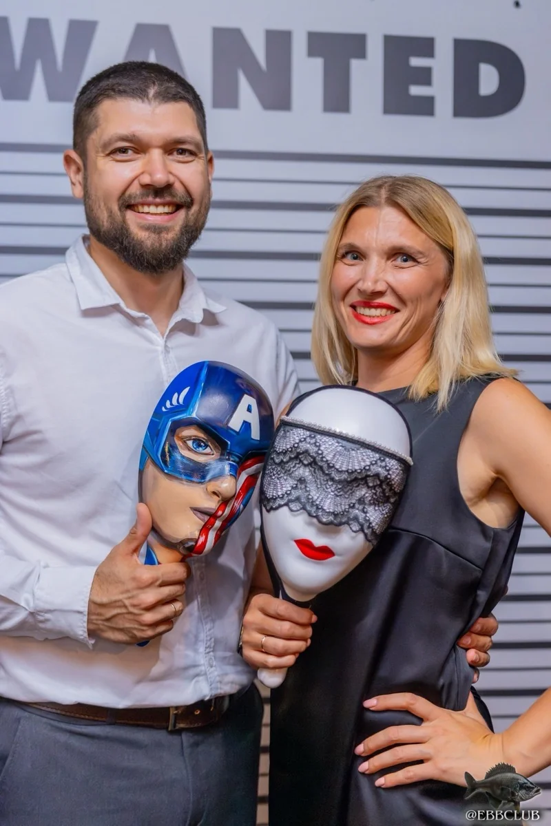 Участники EBBCLUB с флагом клуба после вечера в Новосибирске