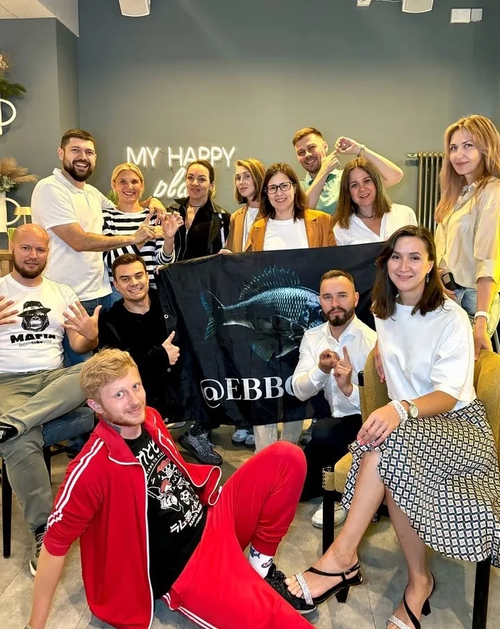 Комьюнити EBBCLUB с флагом клуба — групповое фото после вечера