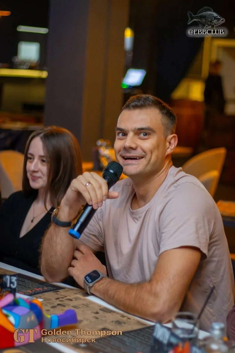 Игрок EBBCLUB с микрофоном за столом — речь в партии